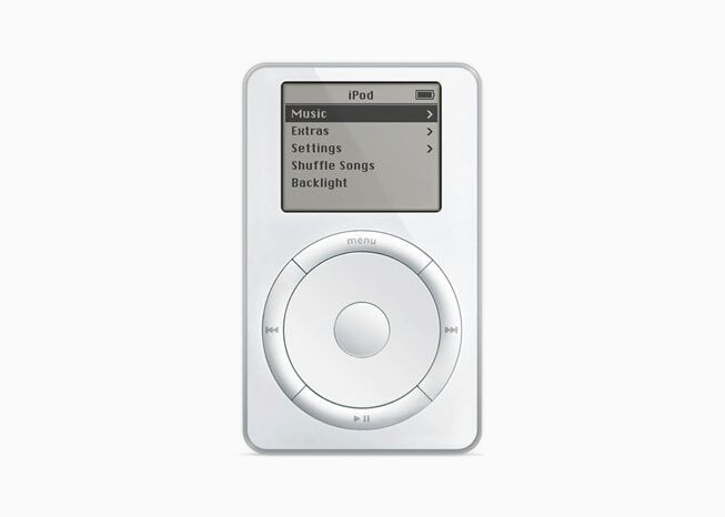 Der erste iPod, der am 23. Oktober 2001 vorgestellt wurde, war ausgestattet mit einem Drehrad und einem Auswahlknopf in der Mitte, um schnell durch die bis zu 1.000 Songs große Musikkollektion zu scrollen. (Bild: Apple)