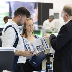 Der fachkliche Austausch ist das, was die Regionalmesse Schraubtec ausmacht.(Bild:  Xavier Vila)