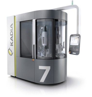 Red Dot Award 2015 - Honmaschine V line von Kadia Produktion: In der Honmaschine V line werden Werk- stücke einem hochpräzisen Feinbearbeitungsverfahren unterzogen, um sie maß- und formgenau anzupassen. In der kompakten Bauform sind die Maschine und die Schaltschränke in einer Einheit untergebracht. Die großflächigen Seitentüren können komplett geöffnet werden, um einen optimalen Zugang zum Bearbeitungsraum zu gewährleisten. Das Bedien- panel kann um die gesamte Maschine geschwenkt werden. (Bild: Red Dot)