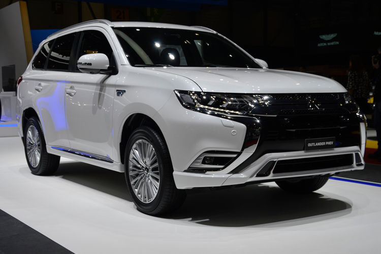 Mitsubishi zeigt die zweite Generation des Outlander PHEV.  (Schreiner/»kfz-betrieb«)