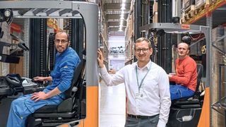 Der Projektleiter von Siemens-WKC, Carsten Sambo (Mitte), ist überzeugt von der neuen Lagerlösung im WKC. (Bild: Knehr)