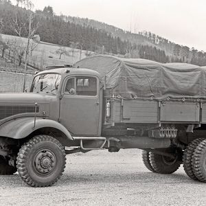 Mercedes-Benz LG 6600 der Baureihe 304, also die Militärvariante des L 66000. Sie verfügte über einen sogenannten „Vielstoffmotor“. Der verbrannte von Diesel über Kerosin bis hin zu Petroluem alles, was aus flüssigem Kohlenstoff war. Selbst Motoröl war kein Thema.(Bild:  Mercedes-Benz AG)