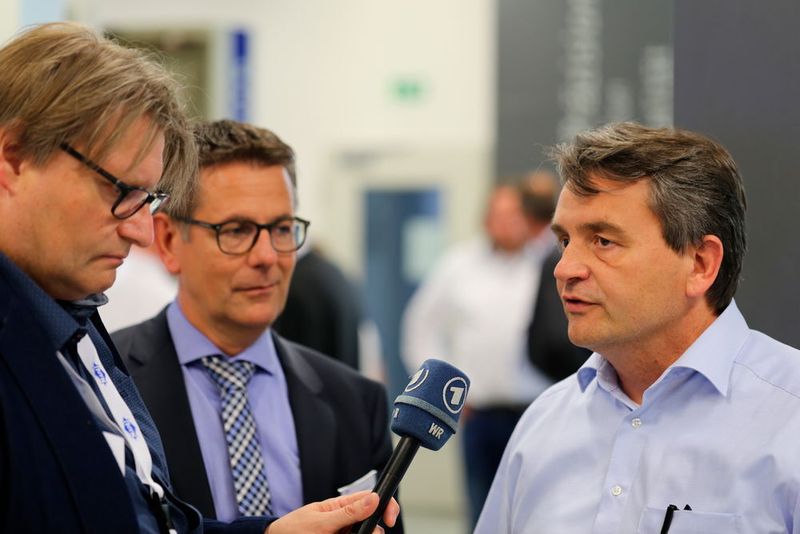 Auch die ARD war bei Mapal: Besucher und Mapal-Entwicklungsexperten an den Fachpressetagen (Matthias Böhm)