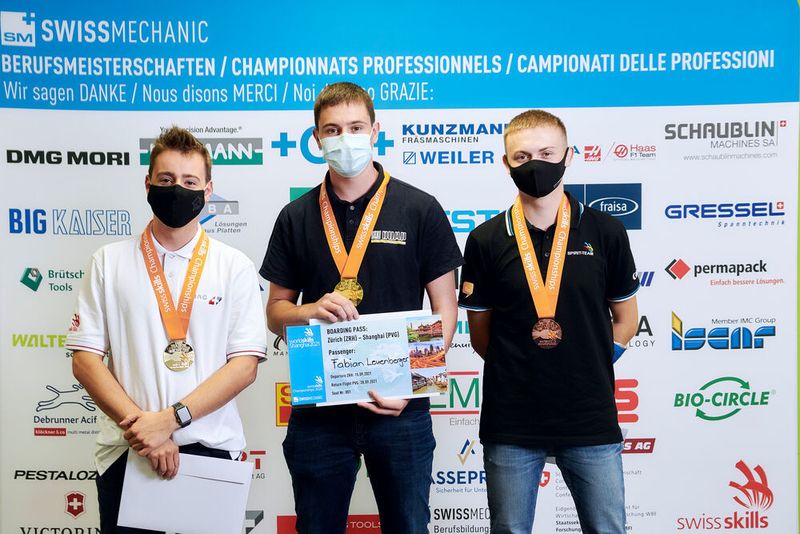 Elias von Atzingen, Fabian Leuenberger und Faabian Giger bei der Siegerehrung, Swissmechanic, Polymechaniker/in EFZ, CNC Drehen. (© Manu Friederich)