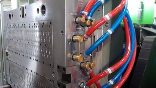 Beim Spritzgießen von Kunststoffen kommt es mit Blick auf die Bauteilqualität auch auf die richtige Kühlstrategie des Werkzeugs an. Forscher an der TH Köln untersuchen dabei zwei neue Mögichkeiten im Rahmen des Projekts „OptiTemp“. (Bild: Benerkolb)