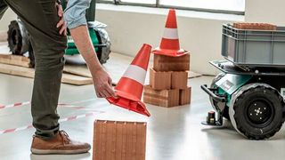 In Zukunft soll die mobile Roboterpflattform die Arbeiter auf Baustellen unterstützen. (Bild: LIVE-STYLE Eppan)