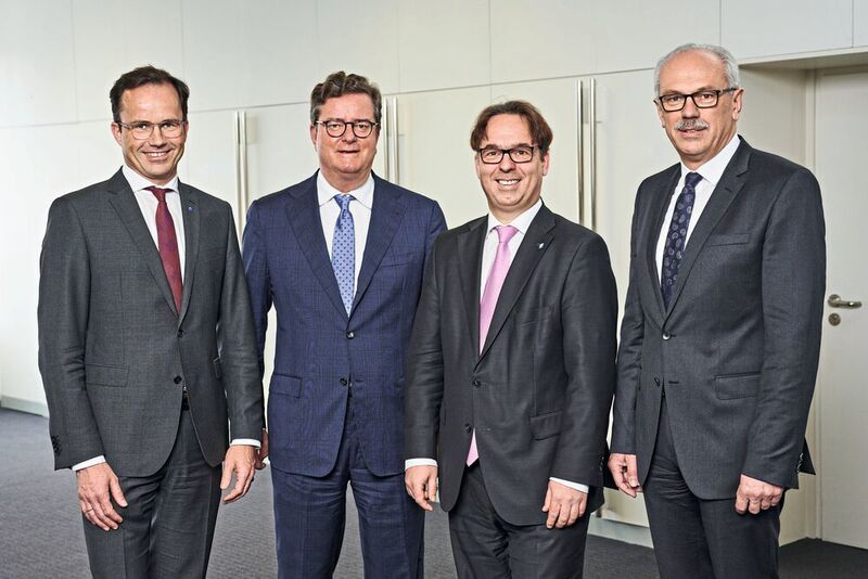 Beim VDMA Presse-Roundtable Antriebstechnik und Fluidtechnik im Vorfeld der Hannover Messe: Dr. Jochen Köckler, Vorsitzender des Vorstands der Deutschen Messe AG, Christian H. Kienzle, CEO der Argo-Hytos GmbH und Vorsitzender des Vorstands Fachverband Fluidtechnik, Hartmut Rauen, Stellvertretender VDMA-Hauptgeschäftsführer und Geschäftsführer der Fachverbände Antriebstechnik und Fluidtechnik sowie Wilhelm Rehm, Mitglied des Vorstands der ZF Friedrichshafen AG und Vorsitzender des Vorstands Fachverband Antriebstechnik (v.l.). (© Uwe Nölke look@team-uwe-noelke.de +49 6173 321413)