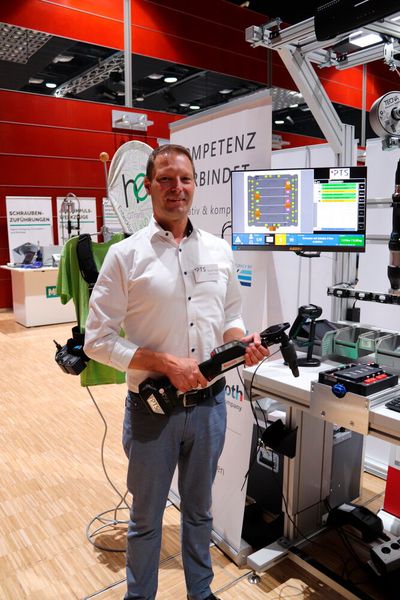 Daniel Vogt von der PTS Group zeigte, wie sich Batterie-Stacks an einem ergonomisch höhenverstellbaren Arbeitsplatz prozesssicher verschrauben lassen. (Bild: Alexander Stark)