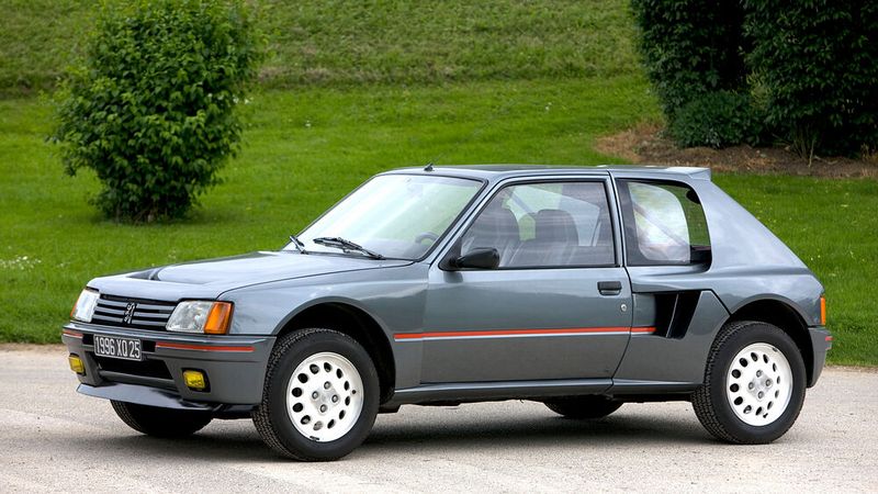 Der 205 Turbo 16 war ein für die Gruppe B entwickeltes Rallye-Fahrzeug, das mit dem Serien-205 nicht mehr viel gemein hatte: Er besaß einen Gitterrohrrahmen, Allradantrieb, Mittelmotor und Turboaufladung. Es entstanden lediglich 200 Exemplare. (Bild: Peugeot)