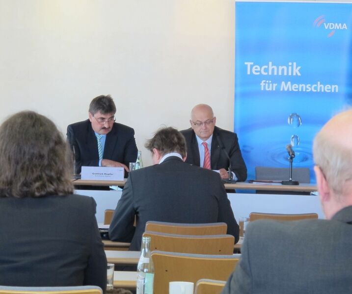 Gottlieb Hupfer und Hannes Hesse vom VDMA präsentierten auf der Pressekonferenz zur Ifat aktuelle Zahlen und Entwicklungen. (Bild: Ernhofer / PROCESS)