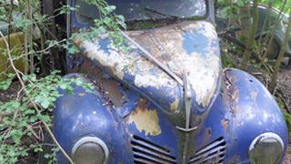 Die Oldtimer-Ruhestätte im Neandertal versprüht den morbiden Charme des Wiener Zentralfriedhofs. (Foto: sp-x)