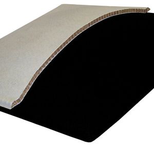 Thermoplastisch bindende Deckschichten in Wabenverbundstrukturen führen zu deutlich gewichts- und kostenreduzierten Bauteilen mit guten Biegesteifigkeiten. Die Bauteilumformung und die Kaschierung erfolgen im One-Shot-Verfahren.