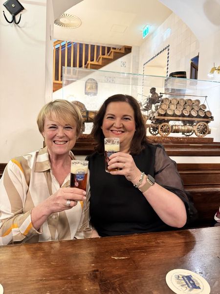 Janet Spacey und Lilli Kos feiern ihr Wiedersehen mit Düsseldorfer Altbier. (Bild: Vogel IT-Medien GmbH)