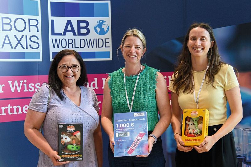 Die Preise sind riesige Mikroben aus Plüsch sowie ein 1.000 Euro Laborgutschein, hier gesponsort von Bartelt.   Mehr Infos zu den kommenden LAB-SUPPLY-Messen finden Sie auf www.lab-supply.info (Bild: Stefan Stark)