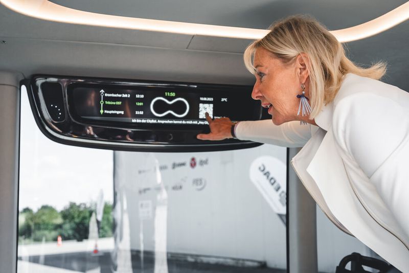 Zum Pressetag kam auch Hessens Digitalministerin Kristina Sinemus. (Bild: EDAG)