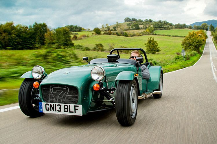 Vier Räder, zwei Sitze, ein Motor und ein paar Alu-Bleche – mehr Auto braucht kein Mensch. Zumindest nicht, wenn er damit sportlich und schnell um die Kurven fliegen will. Der Caterham Seven 165 lebt diesen Ansatz. (Foto: Caterham/Matthew Howell)
