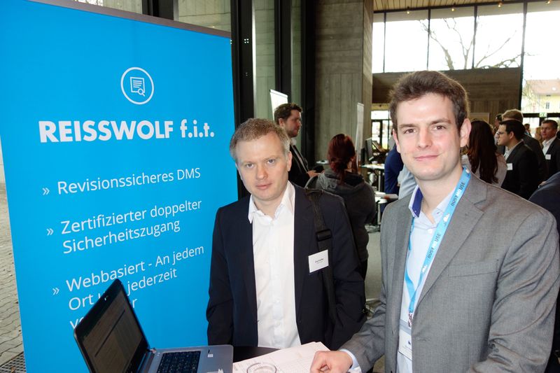 (l.) Jörg Schiffler, compiuto, interessiert sich für die Lösung von Tibor Strutzke, BUSYMOUSE. (Bild: IT-BUSINESS)