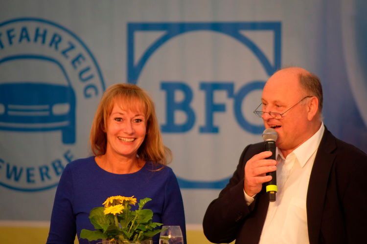 Schulleiterin Sylvia Gerl und BFC-Vorstandsvorsitzender Helmut Peter führten durch den Branchenabend und moderierten die Zeugnisübergabe. (Zietz/»kfz-betrieb«)