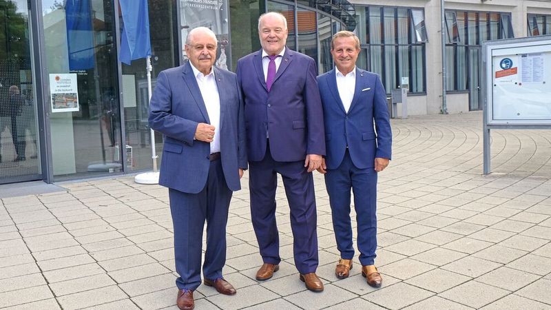 Präsidenten unter sich: (v. l.) ZDK-Präsident Jürgen Karpinski, Präsident des bayerischen Kraftfahrzeuggewerbes Albert Vetterl und ZDK-Vize-Präsident Thomas Peckruhn. (Bild: Zietz – »kfz-betrieb«)