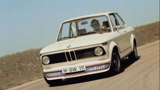 Nicht oft passiert es, dass ein neues Fahrzeugmodell Anlass zu einer Anhörung im Bundestag gibt. So geschehen beim 2002 Turbo aufgrund seiner „agressiven“ und extra in Spiegelschrift (damit es der Vordermann im Rückspiegel lesen kann) ausgeführten „Kriegsbemalung“. (Foto: BMW)