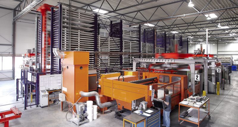 Das neue Lagersystem bestückt drei integrierte Lasermaschinen vollautomatisch mit Blechplatinen.  (Bild: Remmert)