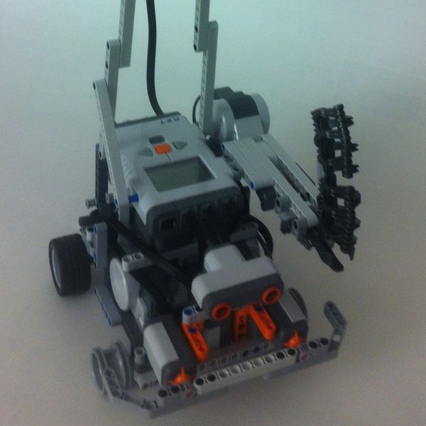Bild 2: Unser Roboter ist ein kleines Polizeiauto, das mit 2 Fahrmotoren sowie  einer Pistole ausgerüstet  ist.  Zur Orientierung kommen ein Kompasssensor, zwei Kollisionssensoren sowie ein Lichtsensor zum Einsatz. (itemis)