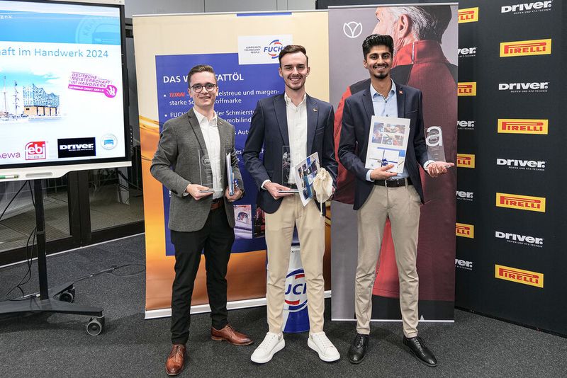 Bei den Autokaufleuten standen auf dem Siegerpodest (v. li.) Paul Osebold (Platz 2), Bastian Anton (Platz 1) und Roman Ahmadi. (Bild: Schmidt - VCG)