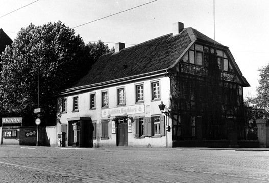 Einzelne Zapfsäulen an Häusern waren 1942 verbreitet. (Archiv: Vogel Business Media)