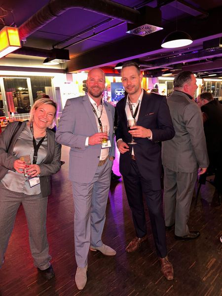 Jungs, kein Foto ohne Sandra Ruda (Nuvias) - Moritz Schamell (l., Nuvias) und Tommy Waldmann (Deutsche Telekom Security). (Bild: Vogel IT-Medien )