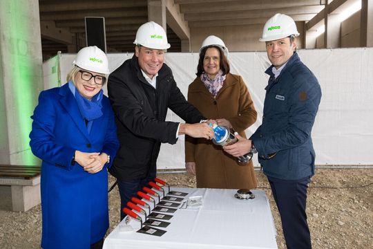 Befüllen die „Zeitkapsel“ (v.l.): Diana Wilhelm (Vice President Corporate Logistics Wago), Christian Hohorst (Vorsitzender der Wago-Stiftung), Antje Hochwind-Schneider (Landrätin des Kyffhäuserkreises) und Dr. Heiner Lang (CEO Wago). (Bild:  Wago)