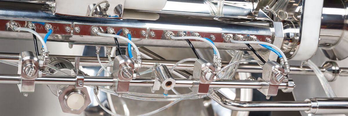 Automatic extendable spray arm with self-adjusting movable spray nozzles allows efficient tablet coating for variable batch sizes from 10 to 100 %. (Source: Romaco)