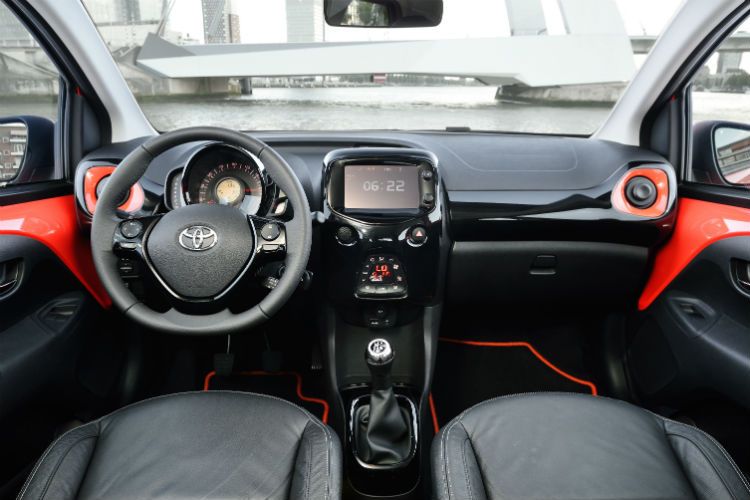 Der Innenraum wirkt aufgeräumt. (Foto: Toyota)