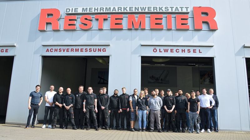 Das Team begibt sich ins Rennen um den Automotive Business Award 2022 in der Kategorie „Digitalisierung“ mit einem digitalen und hochautomatisierten Prozess zur Schadenmeldung für Werkstattkunden. (Bild: Achter/»kfz-betrieb«)