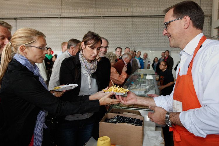 Auch der Chef drückt sich nicht – Thomas Sedran am Pommes-Tresen. (Foto: Opel)