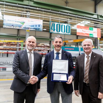 Giulio Caputo, Co-CEO von CMA Lifts, zwischen Tommaso Bonuzzi, Salvagnini Sales & Marketing Director, und Wolfgang Kunze, Technischer Direktor bei Salvagnini Maschinenbau. (Bild: Salvagnini)