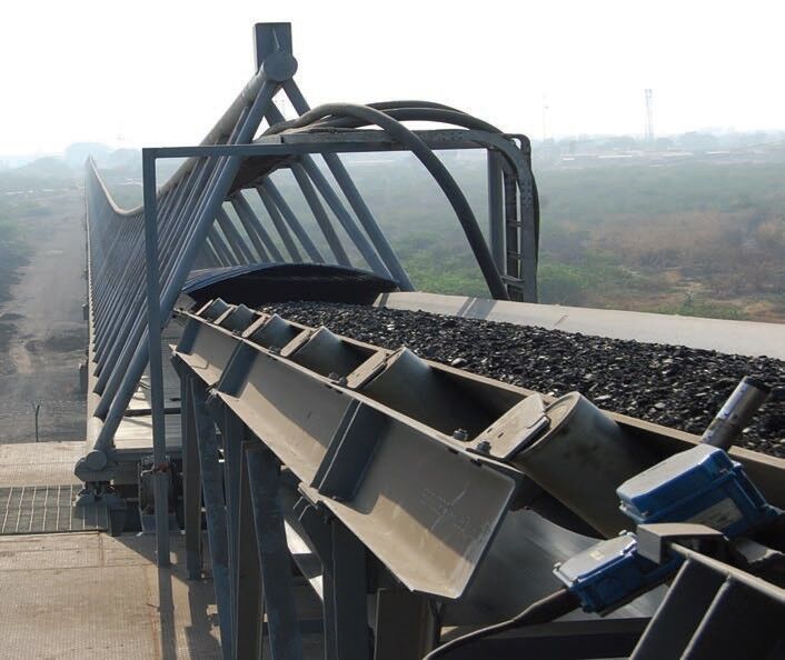Dust capturing hood designed to shield the coal from wind. (Picture: Conveyor Dynamics, Inc / PMC Projects)