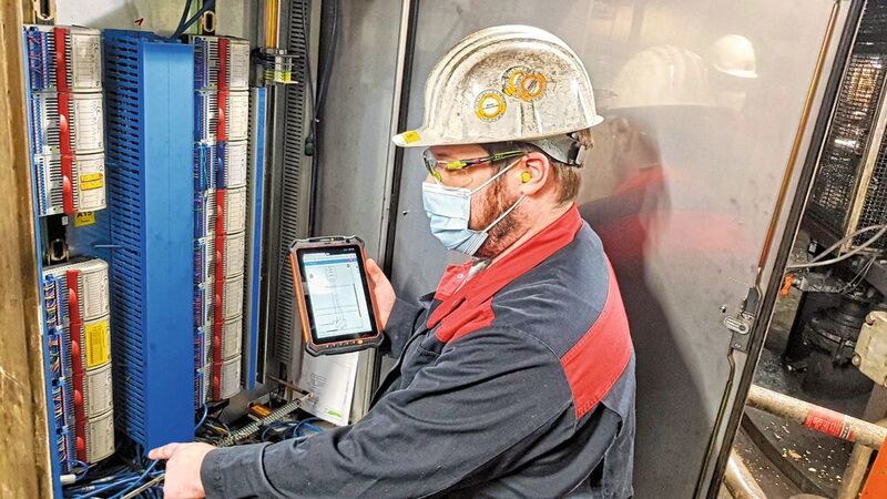 A Lanxess employee performing an installation check for Laux operations in Uerdingen. All the important information can be retrieved at a few clicks of a button because all the piping and instrumentation flow diagrams for the plant and all the process control technology data are available in Comos.  (Lanxess)