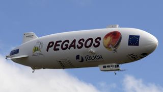 Im Rahmen des EU-Projekts PEGASOS sammelten Jülicher Wissenschaftler und ihre Kollegen fünf Wochen lang mit Hilfe des Zeppelins NT Messdaten in der Atmosphäre über Norditalien. (Bild: Forschungszentrum Jülich/Florian Rubach)