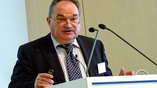 „Früher haben wir einmal am Tag die Werkzeuge gerichtet, heute wechseln wir 10 mal“, so Dr. Josef Meinhardt von BMW.  (Bild: Michel)