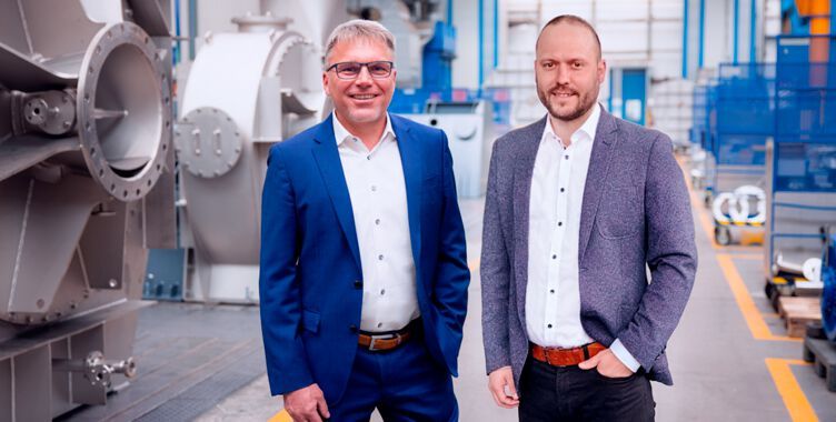 Das Projekt bei der BASF wird gemeinsam mit Anlagenbauer GKT realisiert - im Bild: Christoph Böhnisch, Geschäftsführer von Piller (links), und Andreas Schnitzhofer, Geschäftsführer von Gig Karasek. (Bild: Piller)