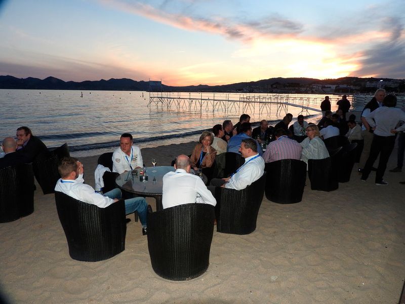 Sundowner für die Sophos-Partner am Strand in Cannes (Bild: Sophos)