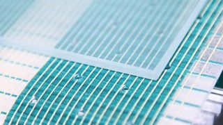 „HabaSYNC“ hat Habasit seine Zahnriemen getauft, die insbesondere eine interessante Transportbandlösung für die Glasindustrie darstellen. Die mechanischen Endverbindungen „Hinge Joint“ und „Pin Joint“ erlauben einfaches Montieren und schnellen Bandwechsel. (Habasit)