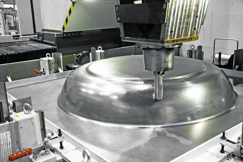 Für die inkrementelle Blechumformung reicht im Gegensatz zum Tiefziehen ein einfaches Werkzeug, ein Tryout ist auch nicht notwendig. (Bild: Fraunhofer-IWU)