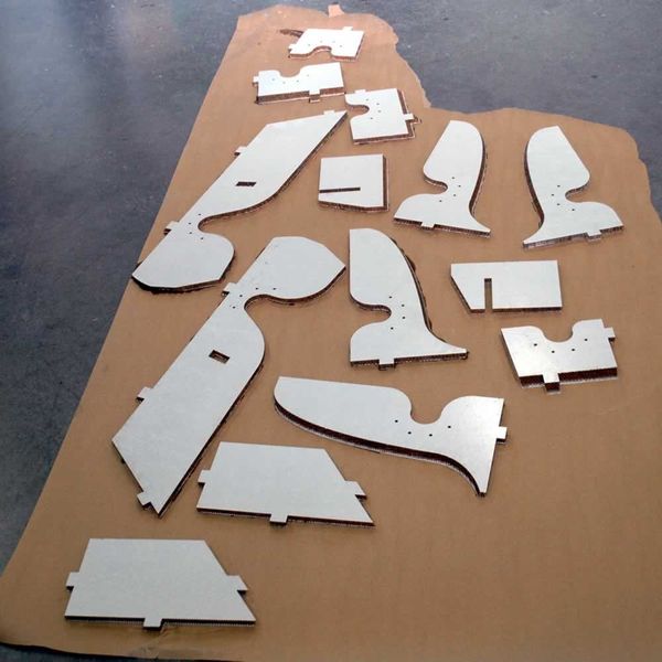 Mit der neuesten Fünf-Achs-Wasserstrahlanlage von Jet Edge wurden 14 Teile aus GFK-Aramid-Verbund in Wabenbauweise in 30 Minuten präzise zurecht geschnitten. (Bild: Jet Edge)