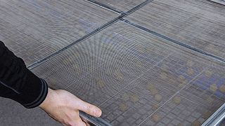 Die Siebeinleger werden einfach in die Siebdecks eingeschoben – ein Siebwechsel dauert
so nur Sekunden. (Bild: J. Engelsmann)