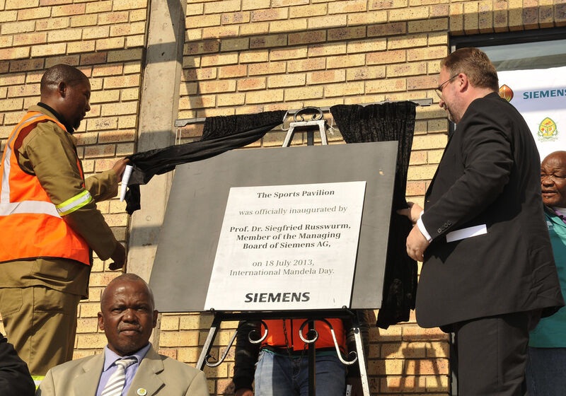 Ein Teil der Schule, der Sportpavillion, wurde feierlich vom Vorstandsmitglied der Siemens AG, Prof. Dr. Siegfried Russwurm (rechts), eingeweiht. Er ist fortan im Besitz der Gemeinde von Mvezo, die von Chief Zwelivelile Mandela (links) repräsentiert wird. (Siemens)