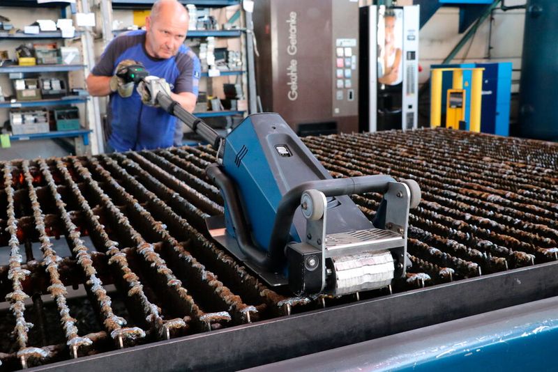 Der Auflagenleistenreiniger Trutool TSC 200, die dritte Generation übrigens, kann ohne Mühe über die einzelnen Leisten der Laserschneidmaschine von Trumpf bewegt werden. (Bild: Trumpf)