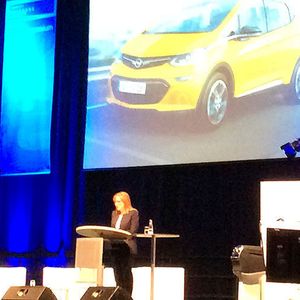 GM-Chefin Mary Barra kündigte auf dem Car Symposium ein neues Elektroauto von Opel an.