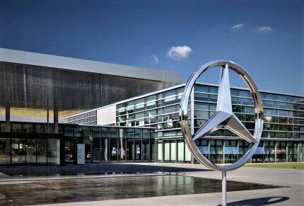 Mercedes-Benz quälen die negativen Auswirkungen des Ukraine-Konflikts auf die Lieferketten. Gewisse Maßnahmen sollen Ausfälle kompensieren. Zunächst schaltet man im Werk Sindelfingen teilweise auf Kurzarbeit. Auch Produktionsverlagerungen stünden zur Debatte.(Bild:  Mercedes-Benz)