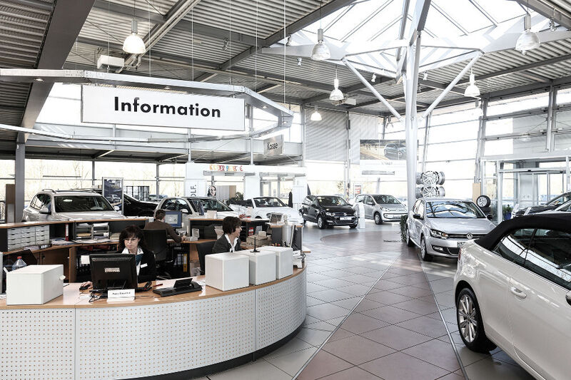 Zentraler Anlaufpunkt für den Kunden: Die Information im Nürtinger Volkswagen-Betrieb. (Ramsperger)